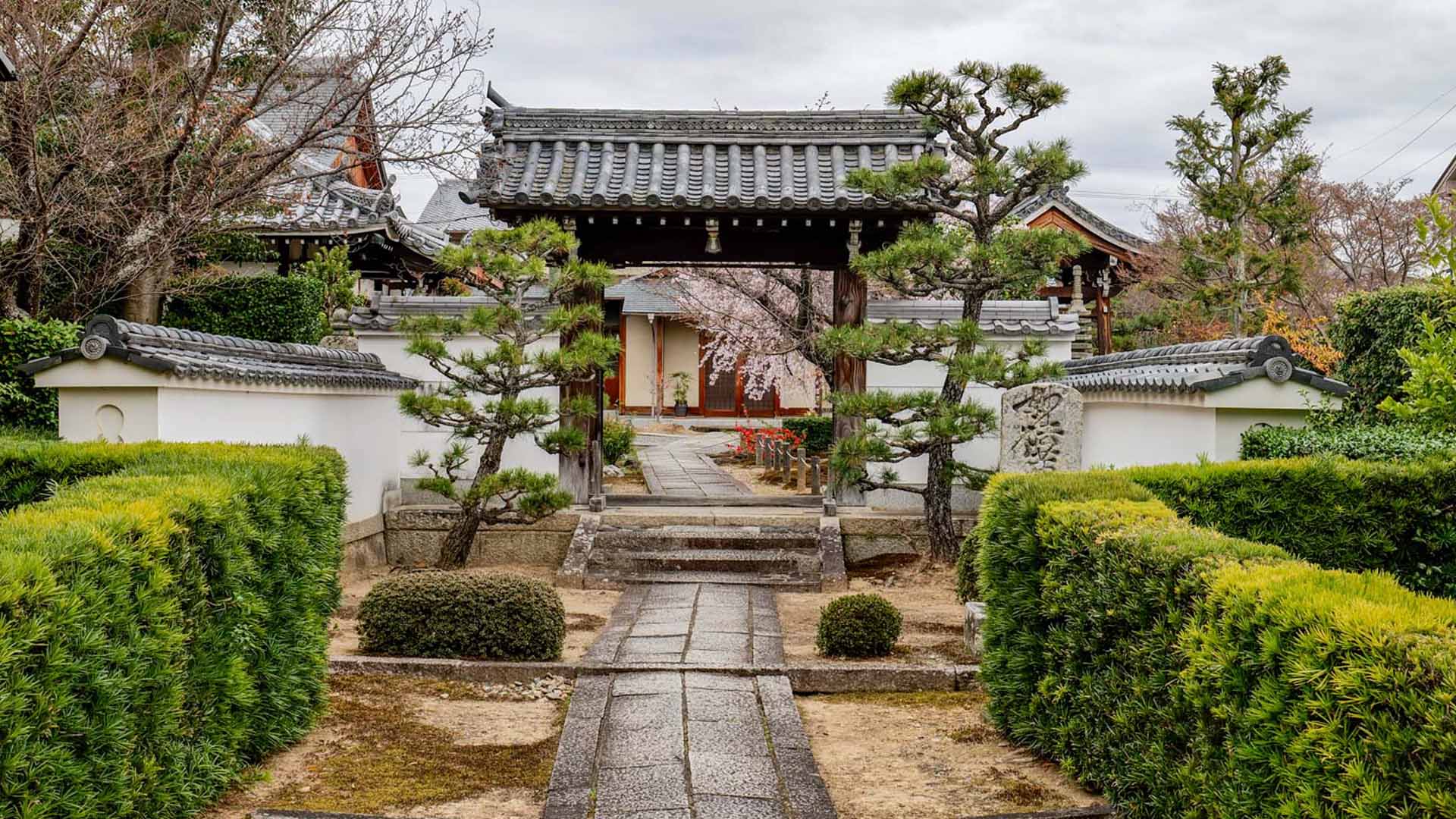 法華寺の門前